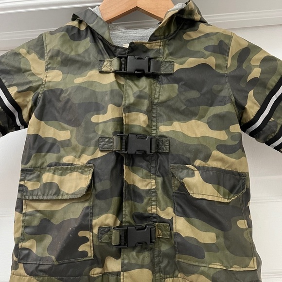 Old navy boys rain jacket size 18-24 months - Picture 4 of 4